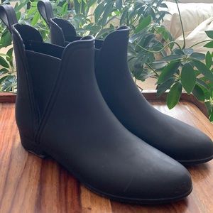 Cute black Chelsea boots